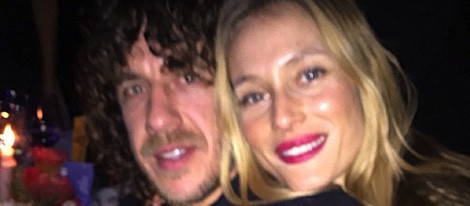 Carles Puyol y Vanesa Lorenzo felicitando el año 2015