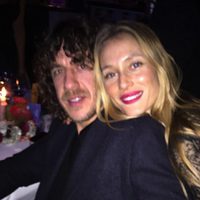 Carles Puyol y Vanesa Lorenzo felicitando el año 2015