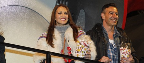 David Bustamante repartiendo caramelos en la Cabalgata de Reyes de Madrid 2015