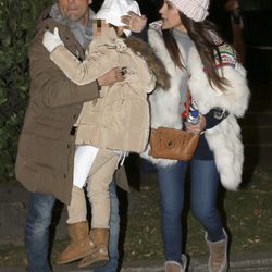 David Bustamante y Paula Echevarría con su hija Daniella en la Cabalgata de Reyes de Madrid 2015