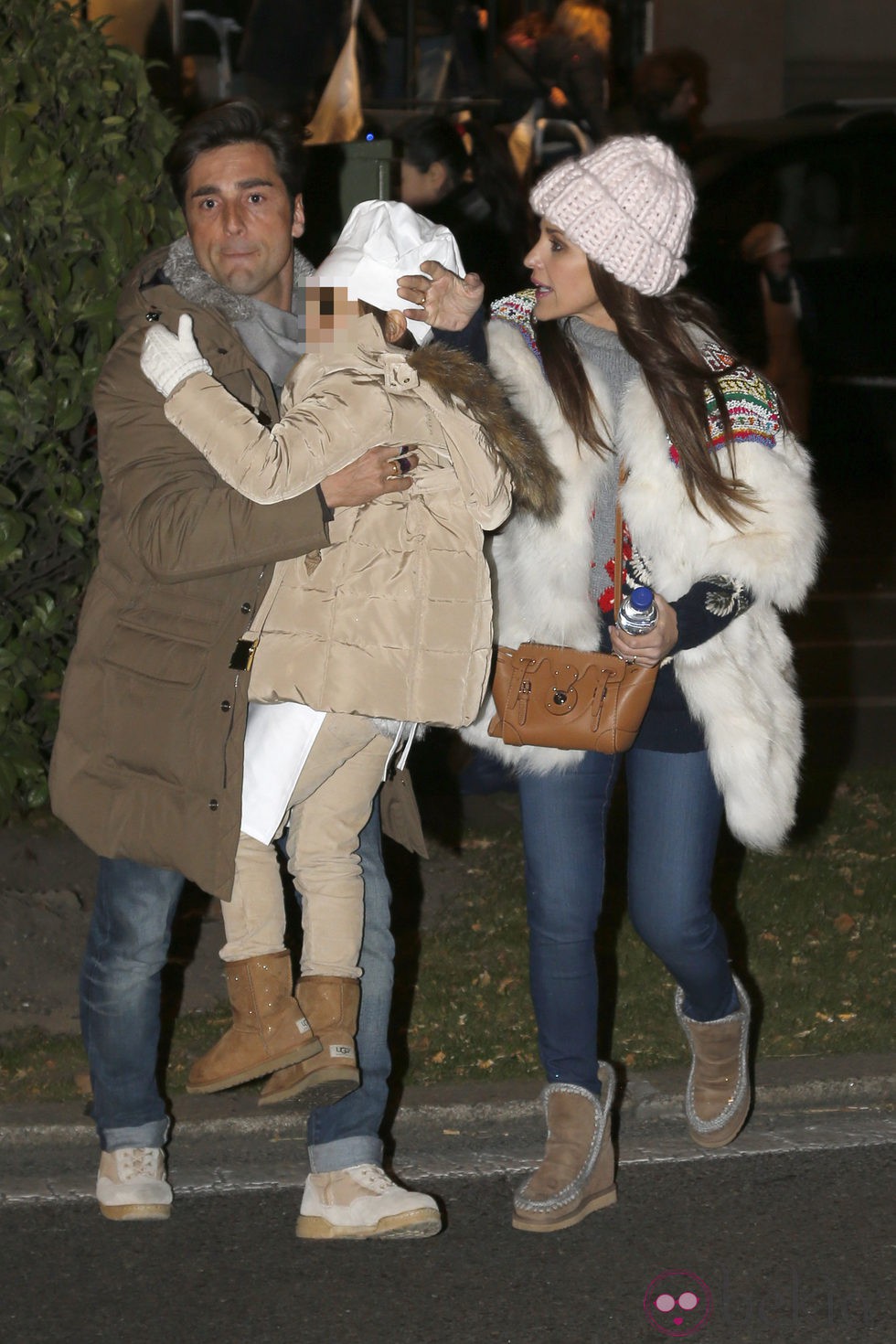 David Bustamante y Paula Echevarría con su hija Daniella en la Cabalgata de Reyes de Madrid 2015