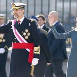 Los Reyes Felipe y Letizia saludando en su primera Pascua Militar tras la proclamación