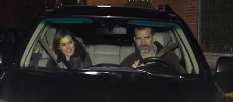 Los Reyes Felipe y Letizia saliendo de casa de Jesús Ortiz tras pasar allí la tarde de Reyes