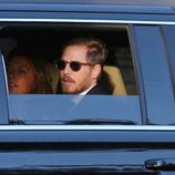 Drew Barrymore y Will Kopelman llegando a la boda de Cameron Diaz y Benji Madden