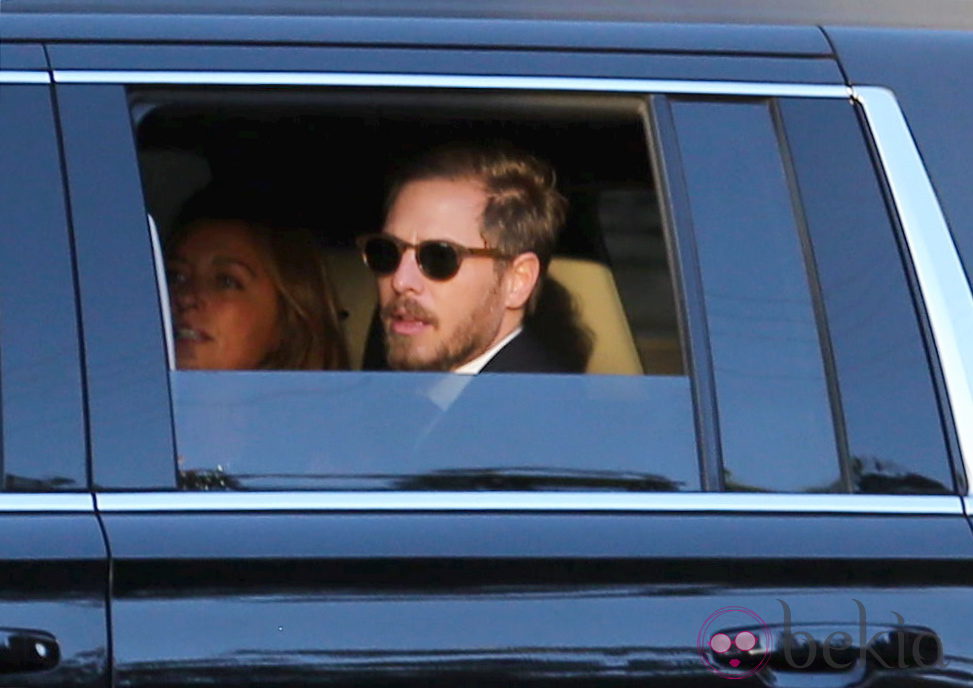 Drew Barrymore y Will Kopelman llegando a la boda de Cameron Diaz y Benji Madden