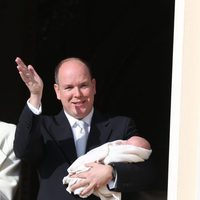 El Príncipe Alberto con su hijo Jacques en su presentación oficial