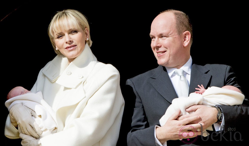 Los Príncipes Alberto y Charlene de Mónaco en la presentación oficial a sus mellizos Jacques y Gabriella