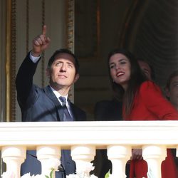 Gad Elmaleh y Carlota Casiraghi en la presentación oficial de los mellizos Jacques y Gabriella