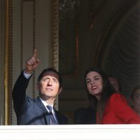 Gad Elmaleh y Carlota Casiraghi en la presentación oficial de los mellizos Jacques y Gabriella