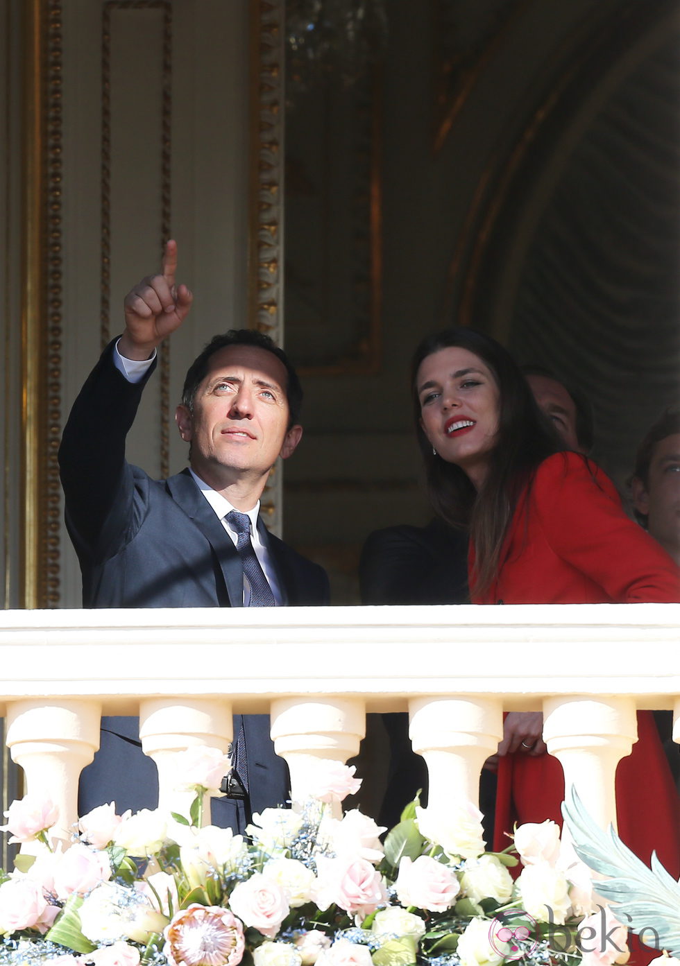 Gad Elmaleh y Carlota Casiraghi en la presentación oficial de los mellizos Jacques y Gabriella