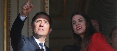 Gad Elmaleh y Carlota Casiraghi en la presentación oficial de los mellizos Jacques y Gabriella