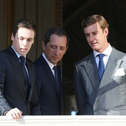 Gad Elmaleh, Louis Ducruet y Pierre Casiraghi en la presentación de los mellizos Jacques y Gabriella