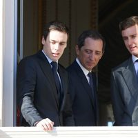 Gad Elmaleh, Louis Ducruet y Pierre Casiraghi en la presentación de los mellizos Jacques y Gabriella