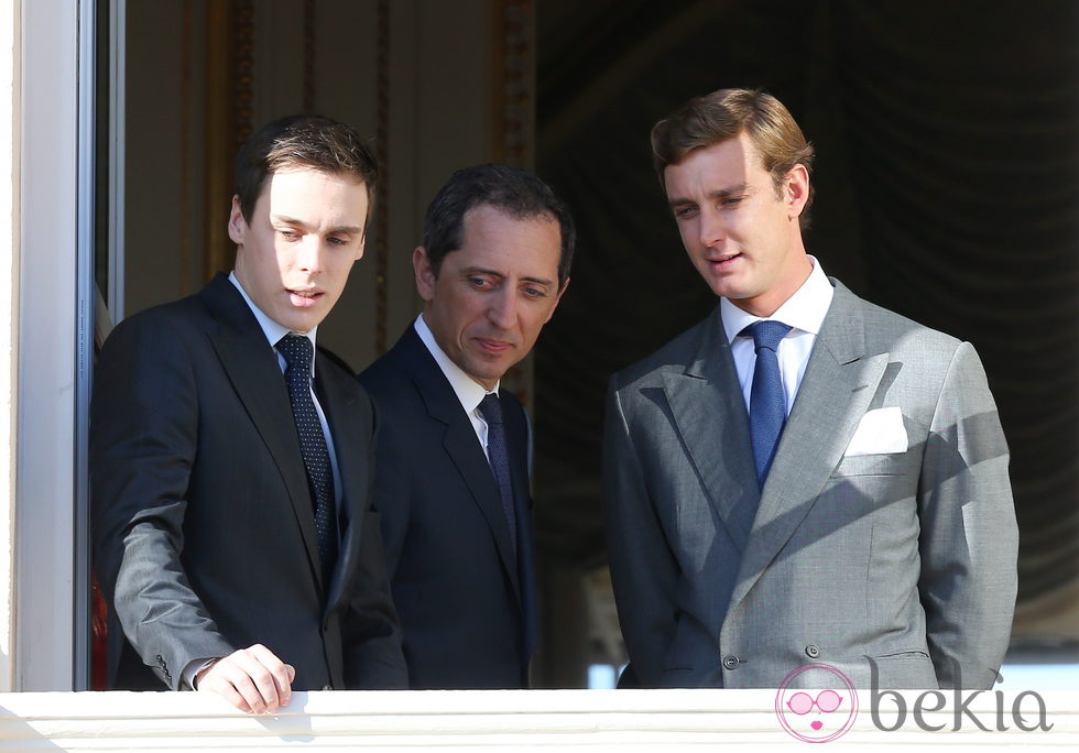 Gad Elmaleh, Louis Ducruet y Pierre Casiraghi en la presentación de los mellizos Jacques y Gabriella