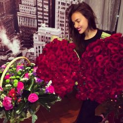 Irina Shayk recibe por su 29 cumpleaños decenas de rosas rojas