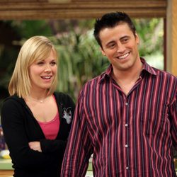 Matt LeBlanc y Andrea Anders actuando en la serie 'Joey'