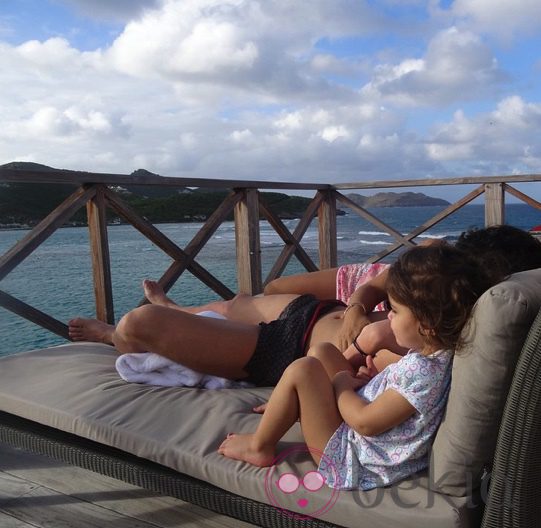 Cesc Fábregas y Daniella Semaan con su hija Lia mirando al mar de San Bartolomé