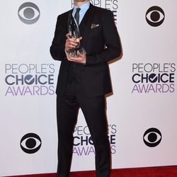 Matt Bomer posando con su galardón de los People's Choice Awards 2015