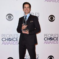 Matt Bomer posando con su galardón de los People's Choice Awards 2015