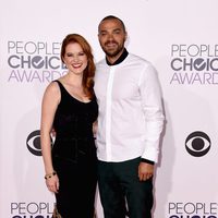 Jesse Williams y Sarah Drew en los People's Choice Awards 2015