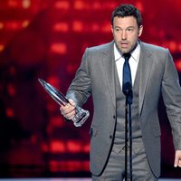 Ben Affleck recogiendo su galardón en los People's Choice Awards 2015