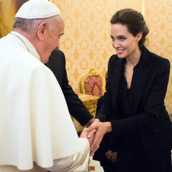 Angelina Jolie se reúne con el Papa Francisco en el Vaticano