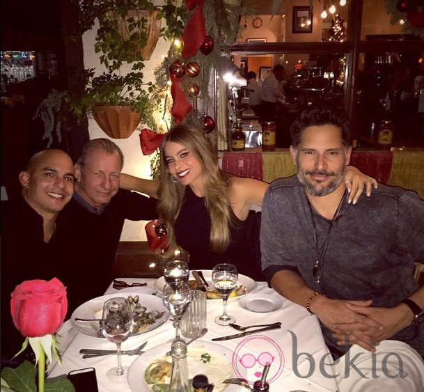 Sofia Vergara y Joe Manganiello salen a comer junto a unos amigos