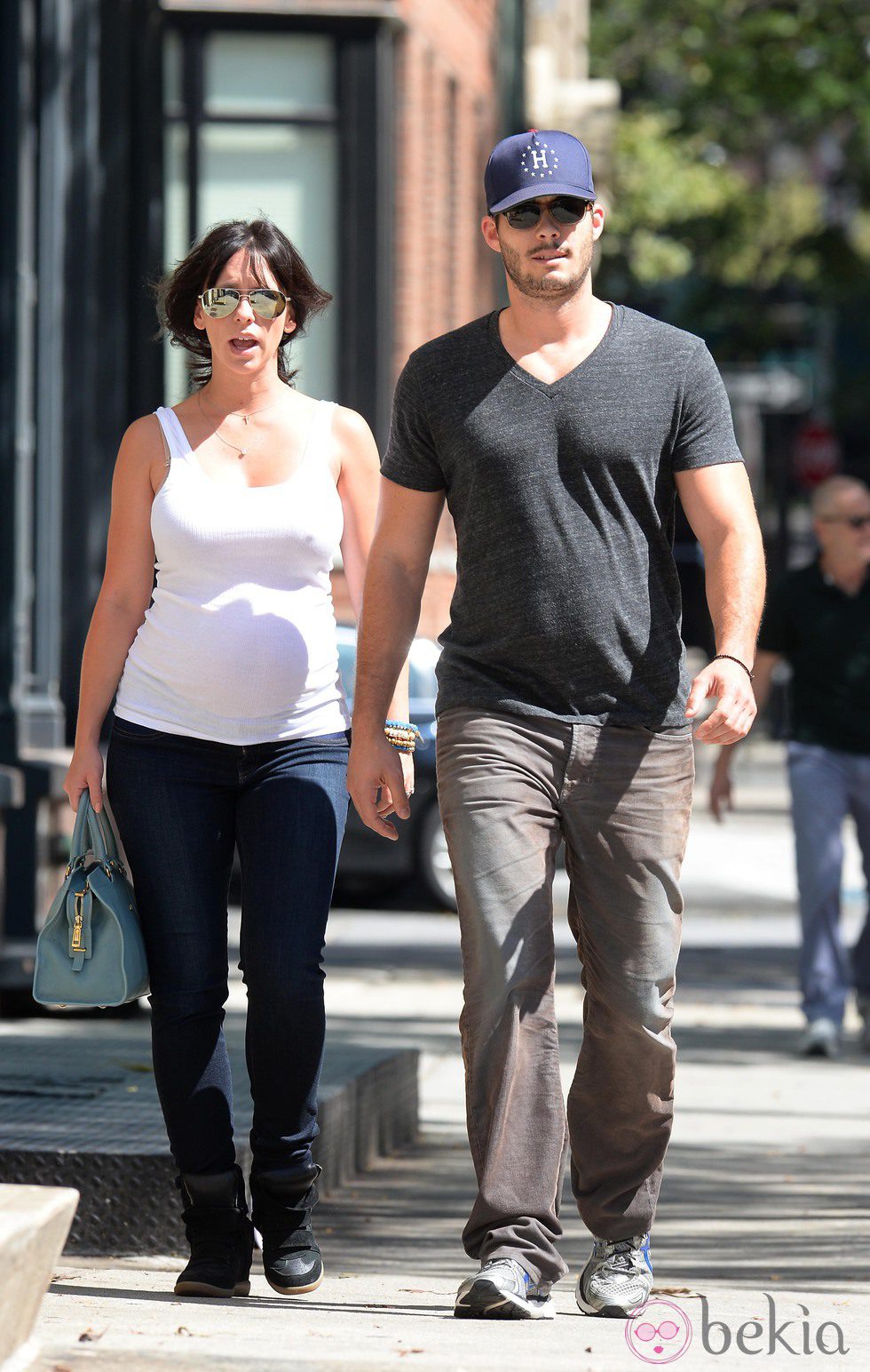 Jennifer Love Hewitt pasea su embarazo por Nueva York junto a su marido Brian Hallisay