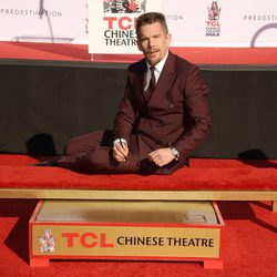 Ethan Hawke dejando sus huellas en el Teatro Chino de Los Angeles