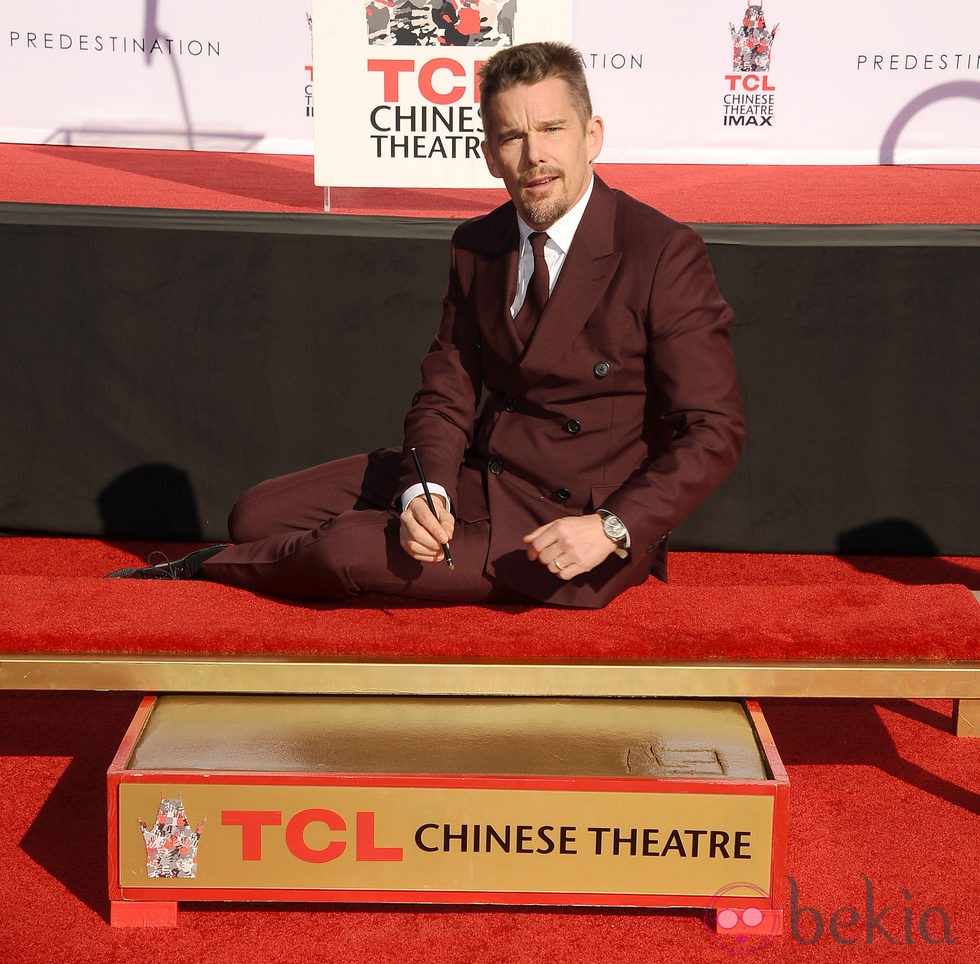 Ethan Hawke dejando sus huellas en el Teatro Chino de Los Angeles