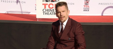 Ethan Hawke dejando sus huellas en el Teatro Chino de Los Angeles