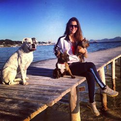 Malena Costa con sus tres perros en las playas de Mallorca