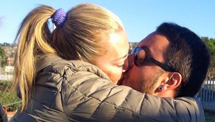 Belén Esteban se besa con su novio Miguel antes de entrar en 'Gran Hermano VIP'