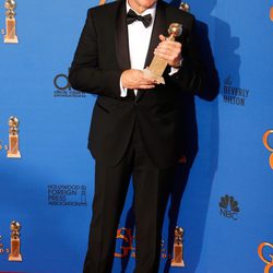 Kevin Spacey posando con su galardón en los Globos de Oro 2015