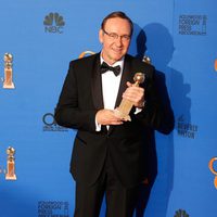 Kevin Spacey posando con su galardón en los Globos de Oro 2015