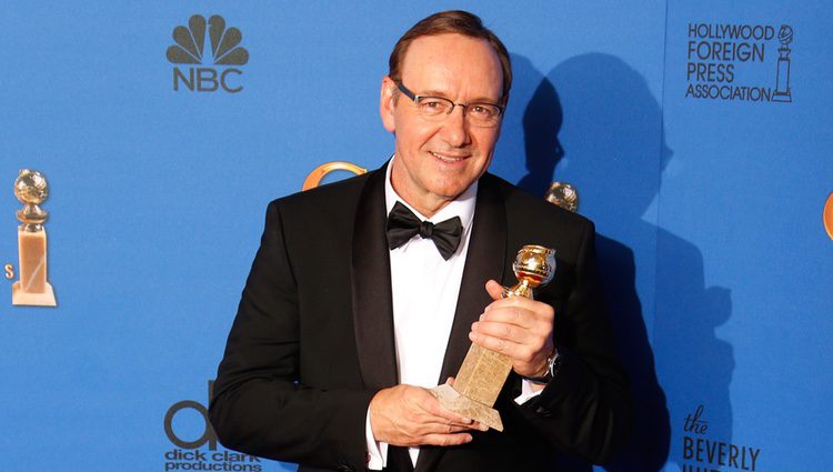 Kevin Spacey posando con su galardón en los Globos de Oro 2015