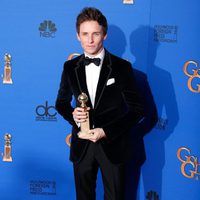 Eddie Redmayne posando con su galardón en los Globos de Oro 2015