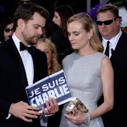 Diane Kruger y Joshua Jackson con una pancarta de 'Je suis Charlie' en los Globos de Oro 2015