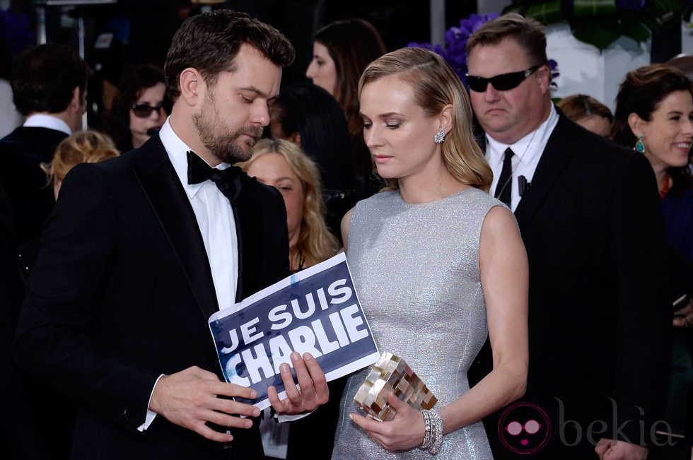 Diane Kruger y Joshua Jackson con una pancarta de 'Je suis Charlie' en los Globos de Oro 2015