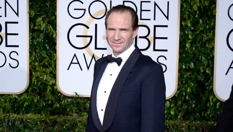 Ralph Fiennes en la alfombra roja de los Globos de Oro 2015