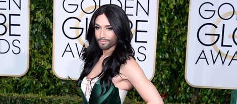 Conchita Wurst en la alfombra roja de los Globos de Oro 2015