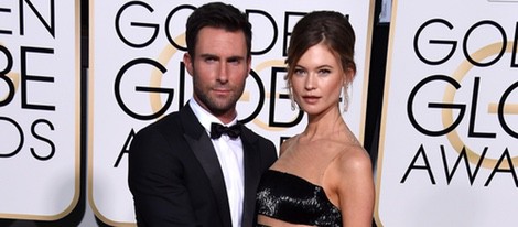 Adam Levine y Behati Prinsloo en la alfombra roja de los Globos de Oro 2015