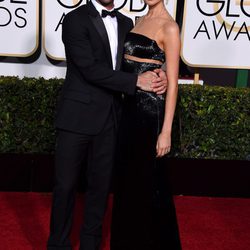 Adam Levine y Behati Prinsloo en la alfombra roja de los Globos de Oro 2015