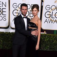 Adam Levine y Behati Prinsloo en la alfombra roja de los Globos de Oro 2015