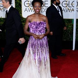 Lupita N'yongo en la alfombra roja de los Globos de Oro 2015