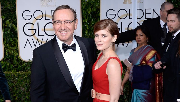 Kevin Spacey y Kate Mara en la alfombra roja de los Globos de Oro 2015