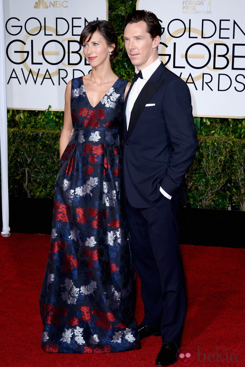 Benedict Cumberbatch y Sophie Hunter en la alfombra roja de los Globos de Oro 2015