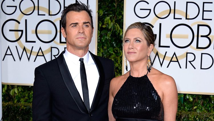 Justin Theroux y Jennifer Aniston en la alfombra roja de los Globos de Oro 2015