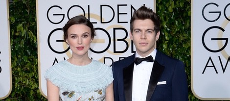 Keira Knightley y James Righton en la alfombra roja de los Globos de Oro 2015