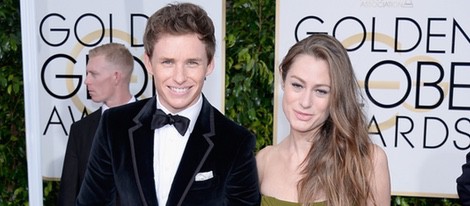 Eddie Redmayne y Hannah Bagshawe en la alfombra roja de los Globos de Oro 2015